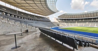 Die Sitzplätze auf der Ehrentribüne im Olympiastadion Berlin.